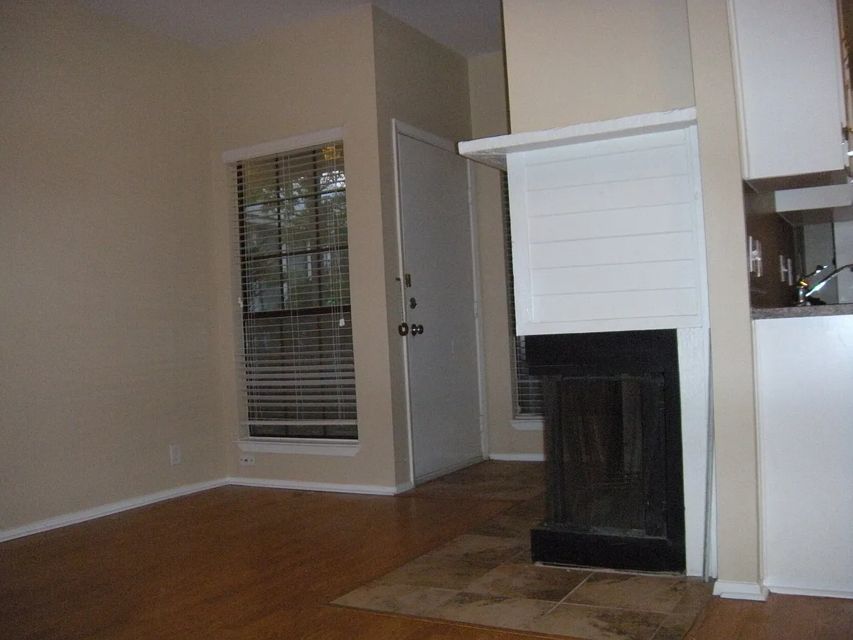 Building Photo - 303 W 35th St #203