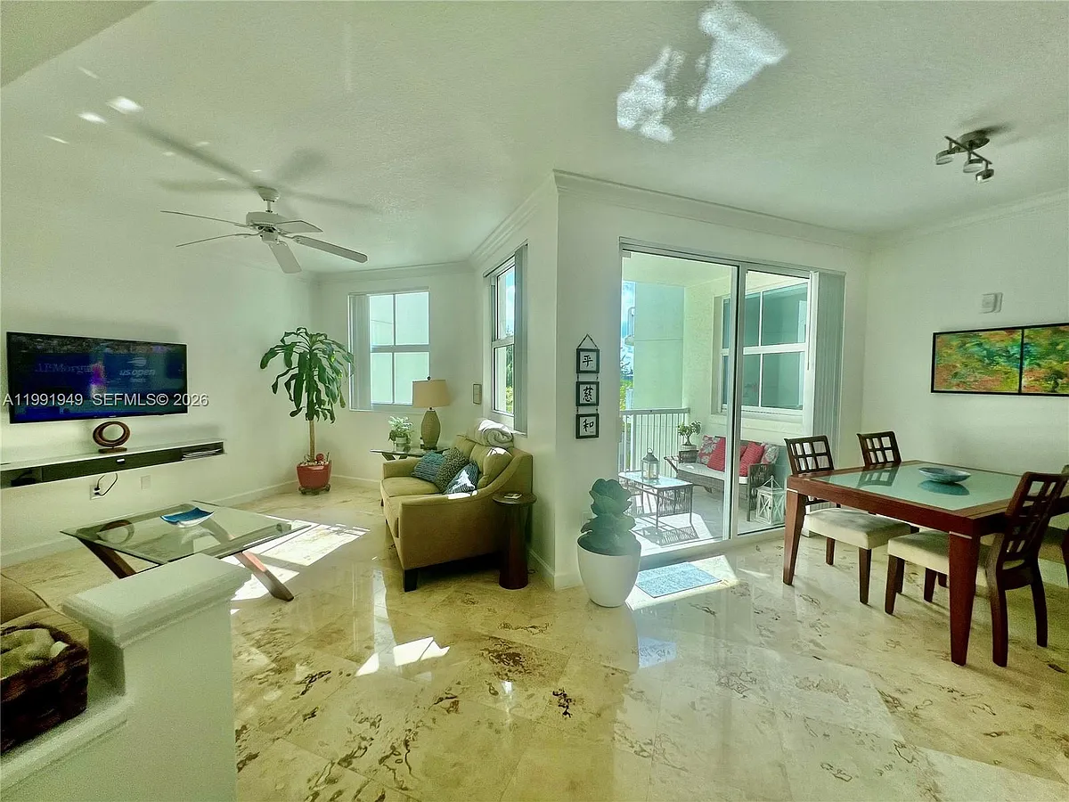 Building Photo - 9172 Collins Ave #305