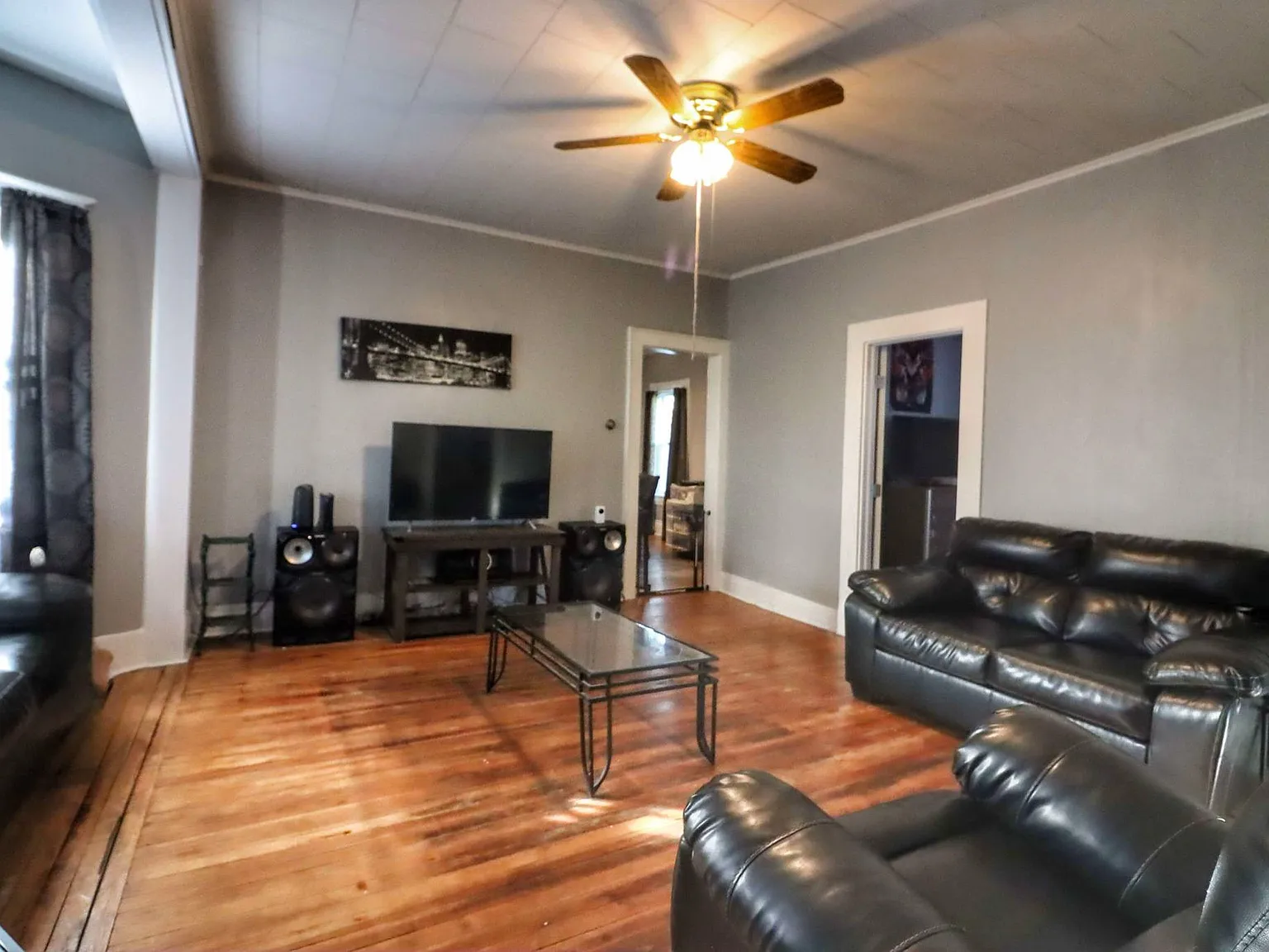 4 bed, 1300 sqft, $1,550 — Photo 2