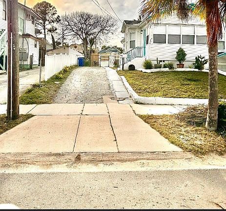 4th image of 136 S Oleander Ave