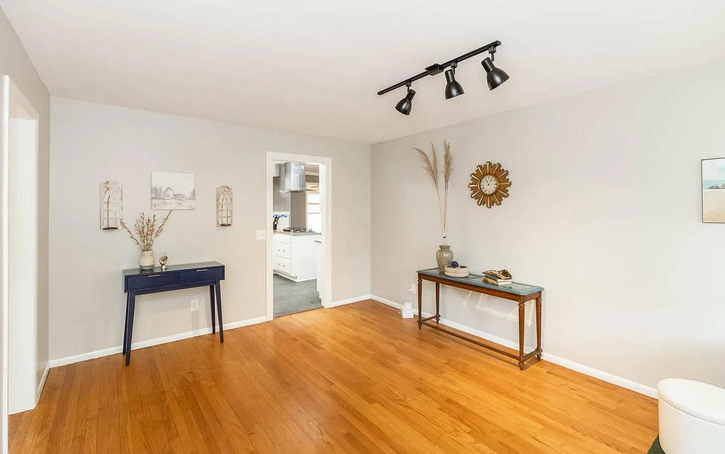 Inviting Kansas City home near Waldo with a spacious backyard — Photo 4
