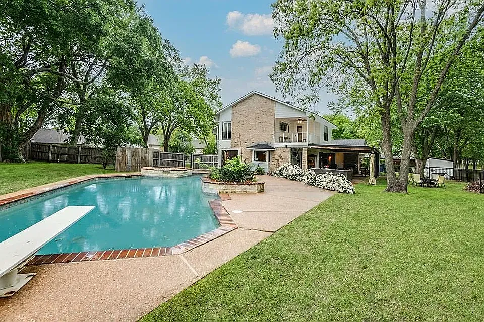 119 Middlefield Dr
