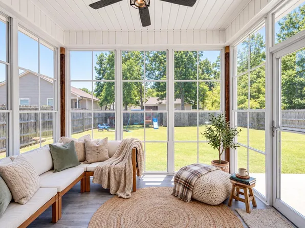 211 W Lewis St, Four Oaks, NC 27524