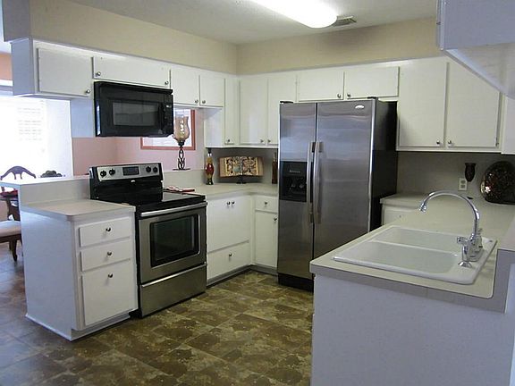 Open kitchen Refridgerat stays