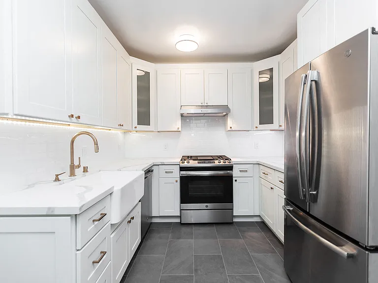 2275 Broadway — Photo 8