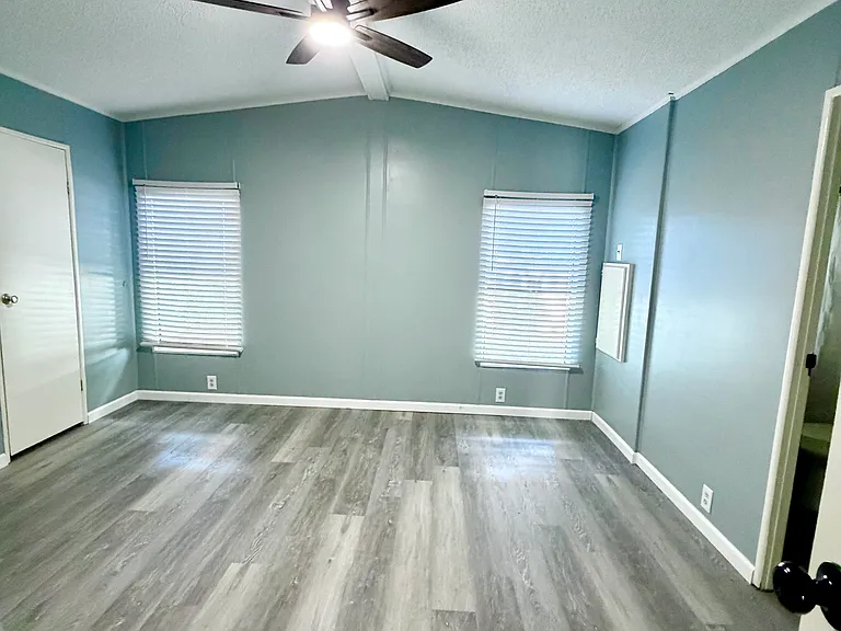 master bedroom with ensuiter bath and walk-in closet