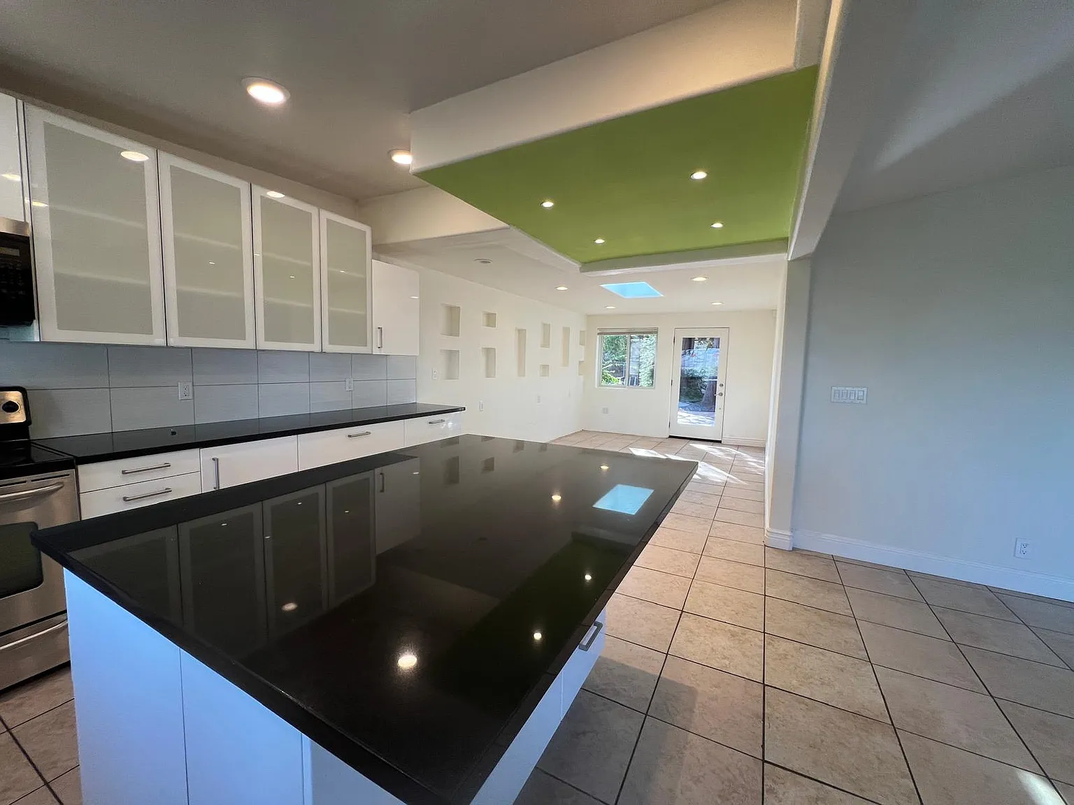 3 bed, 1300 sqft, $3,700 — Photo 2