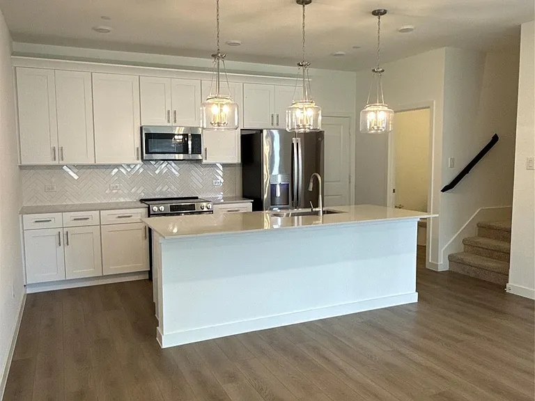 7621 Dakota Dr — Photo 3