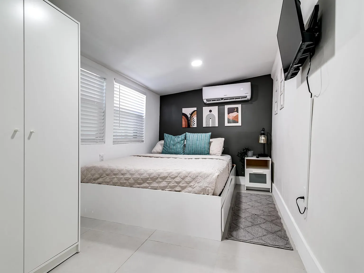 Studio, 300 sqft, $1,875 — Photo 3