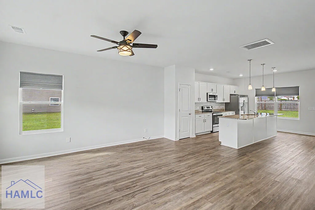 5 bed, 3.0 bath, 2447 sqft, $2,400 — Photo 2