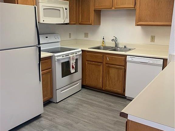 4th image of 925 Rockview Dr Unit 101