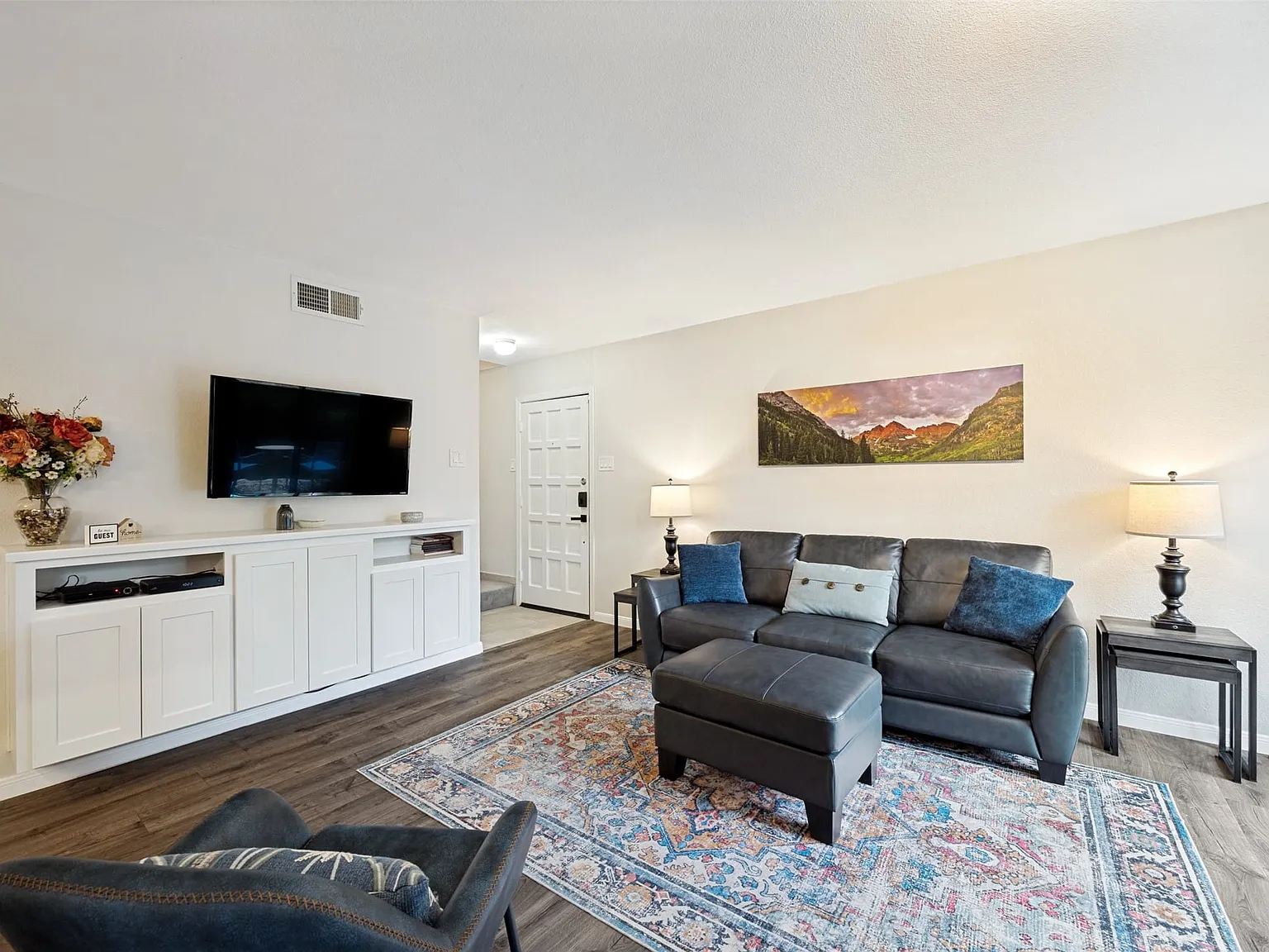 1 bed, 1.5 bath, 912 sqft, $2,160 — Photo 3