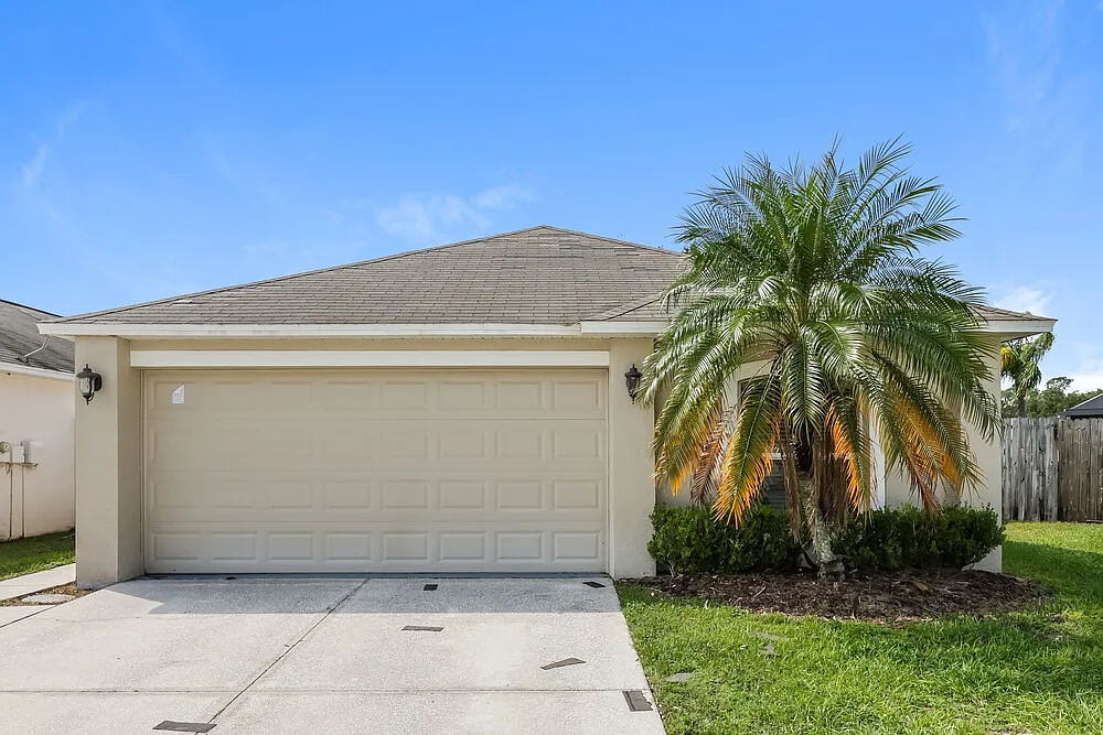 3 bed, 2.0 bath, 1324 sqft, $2,010 — Photo 1