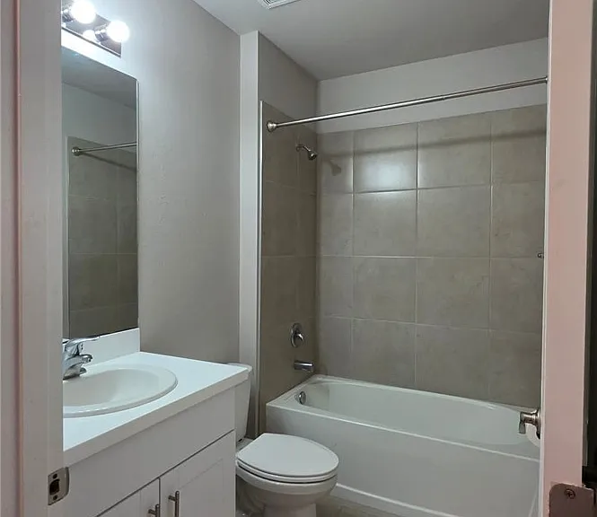 1437 NW 31st Pl — Photo 4