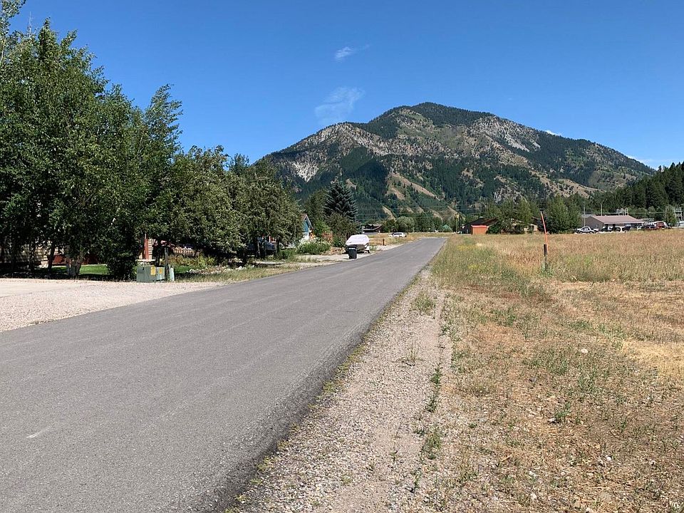 2nd image of 318 Snake River Dr