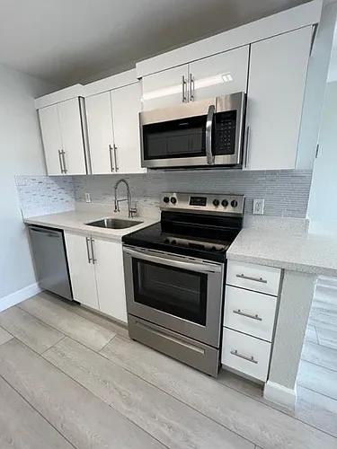 401 69th St #1002 Photo 1