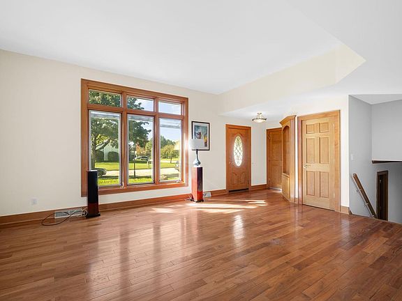 3rd image of 747 Laureate DRIVE