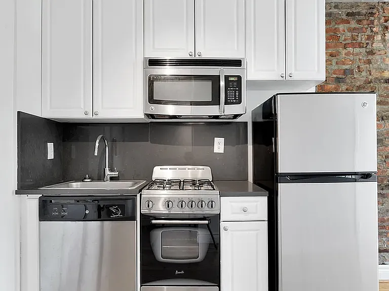 98 Christopher St #18 — Photo 1