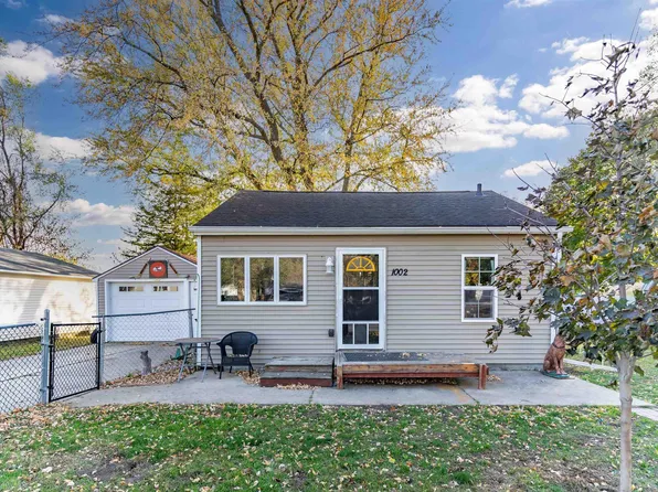 1002 Bertchwood St, Cedar Falls, IA 50613