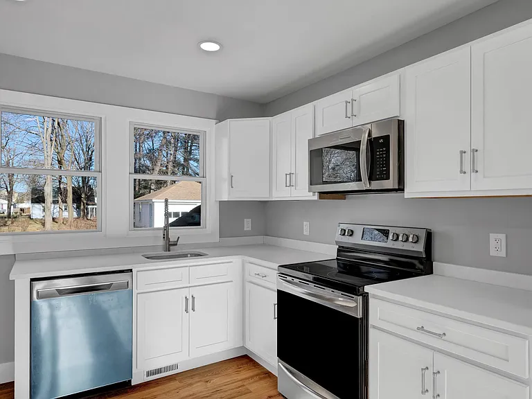 77 E Broad St — Photo 2