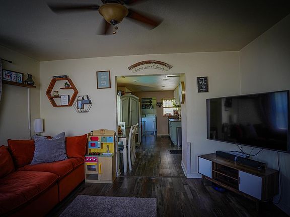 4th image of 835 S Sacramento St