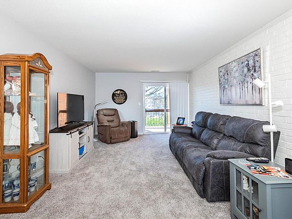4th image of 1996 Greenglen Dr APT 203