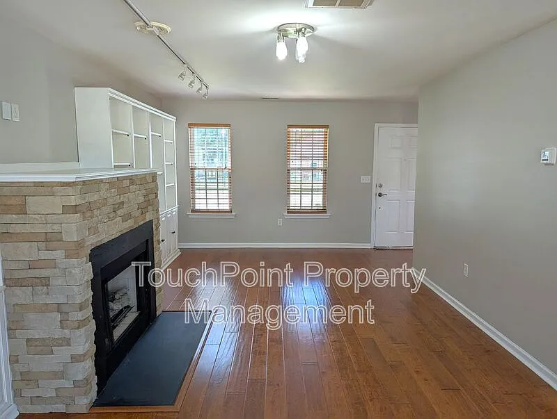 3 bed, 2.5 bath, 1697 sqft, $2,295 — Photo 2