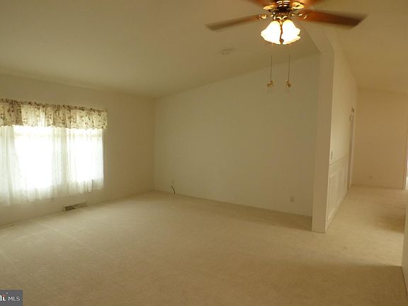5th image of 619 Mimosa St