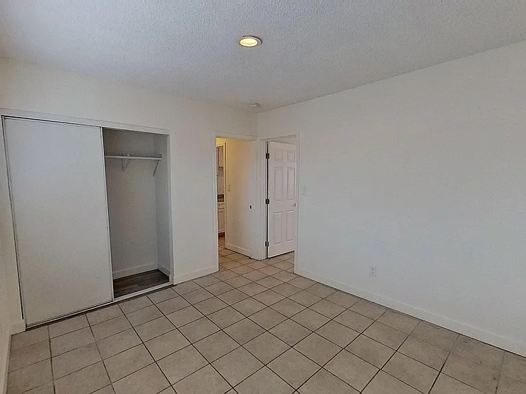 619 E Walnut St — Photo 11