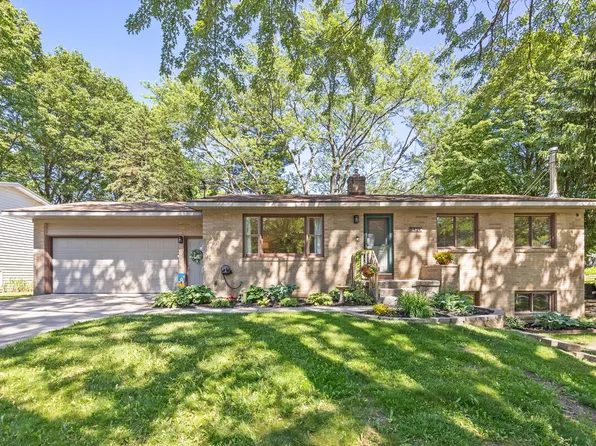 5414 Newcastle Dr SE, Kentwood, MI 49508