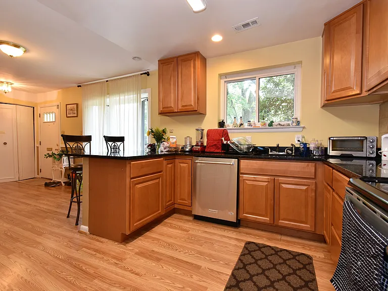 305 Hillsboro Dr — Photo 5