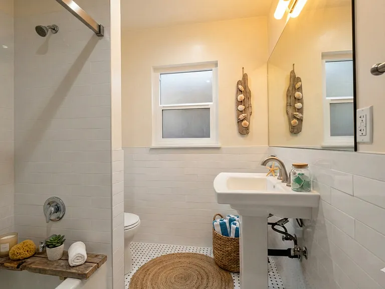 1028 E 3rd St #5 — Photo 5