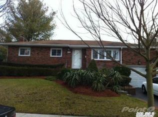 60 Robin Ln, Plainview, NY 11803