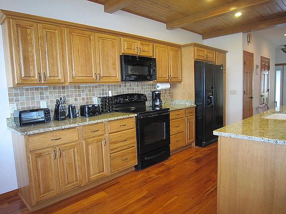 Gourmet Kitchen w/granite 