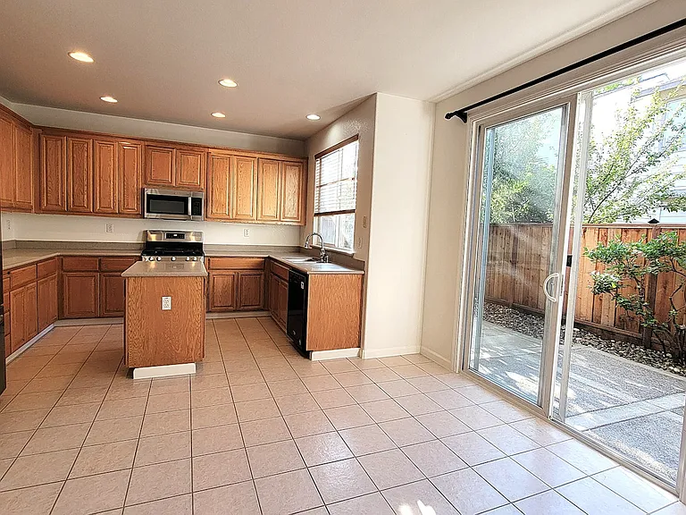 925 Gates St — Photo 17