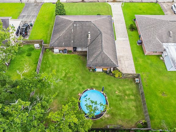 3rd image of 251 Lake Crescent Cir