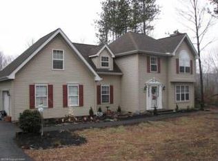 8 Chatham Hill Rd, Stroudsburg, PA 18360