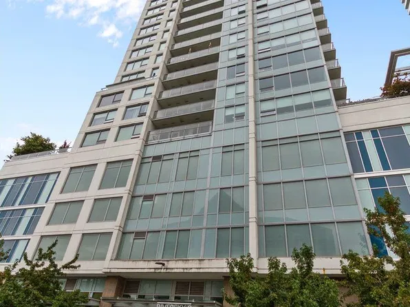 988 Quayside Dr #702, New Westminster, BC V3M 0L5