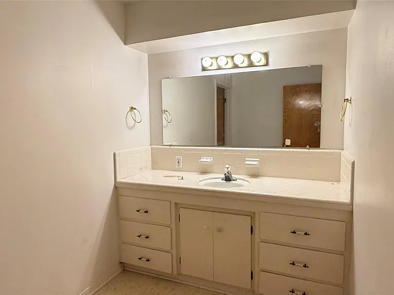 1410 S Circle St — Photo 12