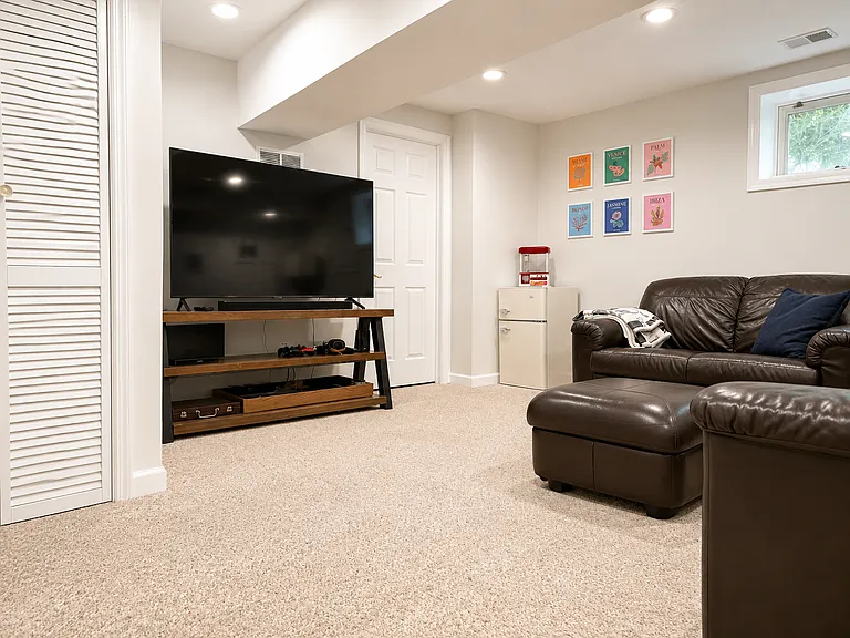 25 E Summit St — Photo 36