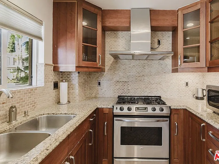 1154 S Barrington Ave #101 — Photo 11