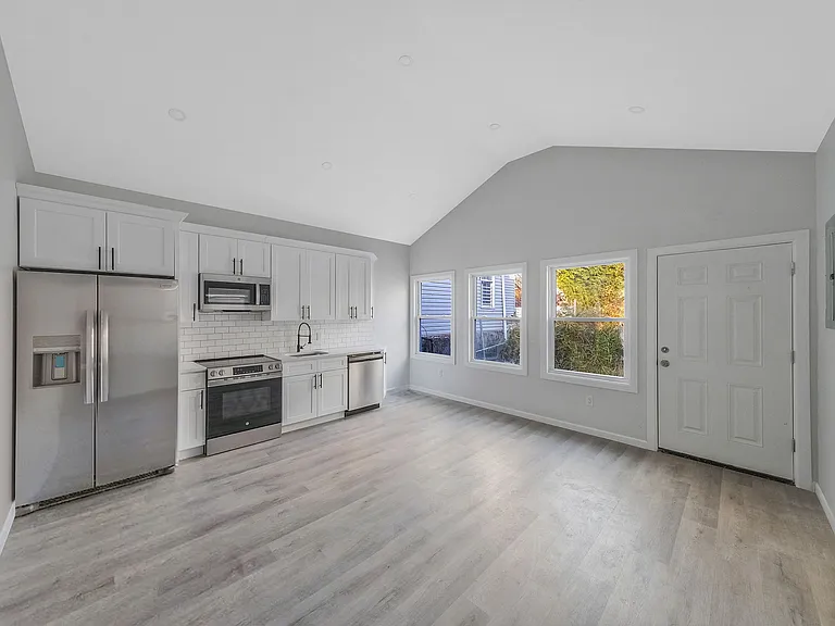 224 Amber St — Photo 4