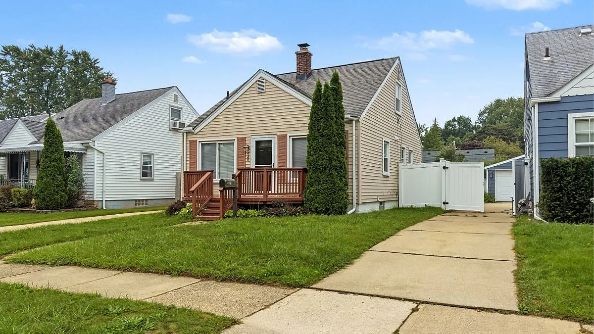 3 bed, 2.0 bath, 1378 sqft, $2,300 — Photo 3