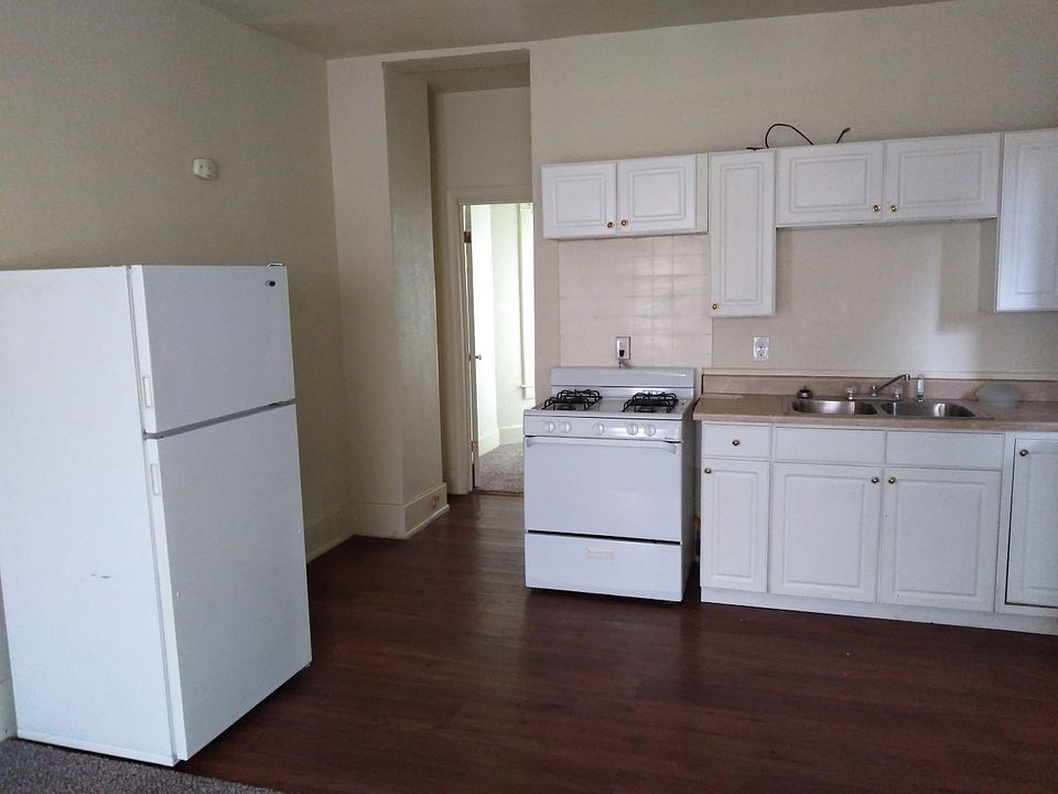 2nd image of 805 W 2nd St APT 4A