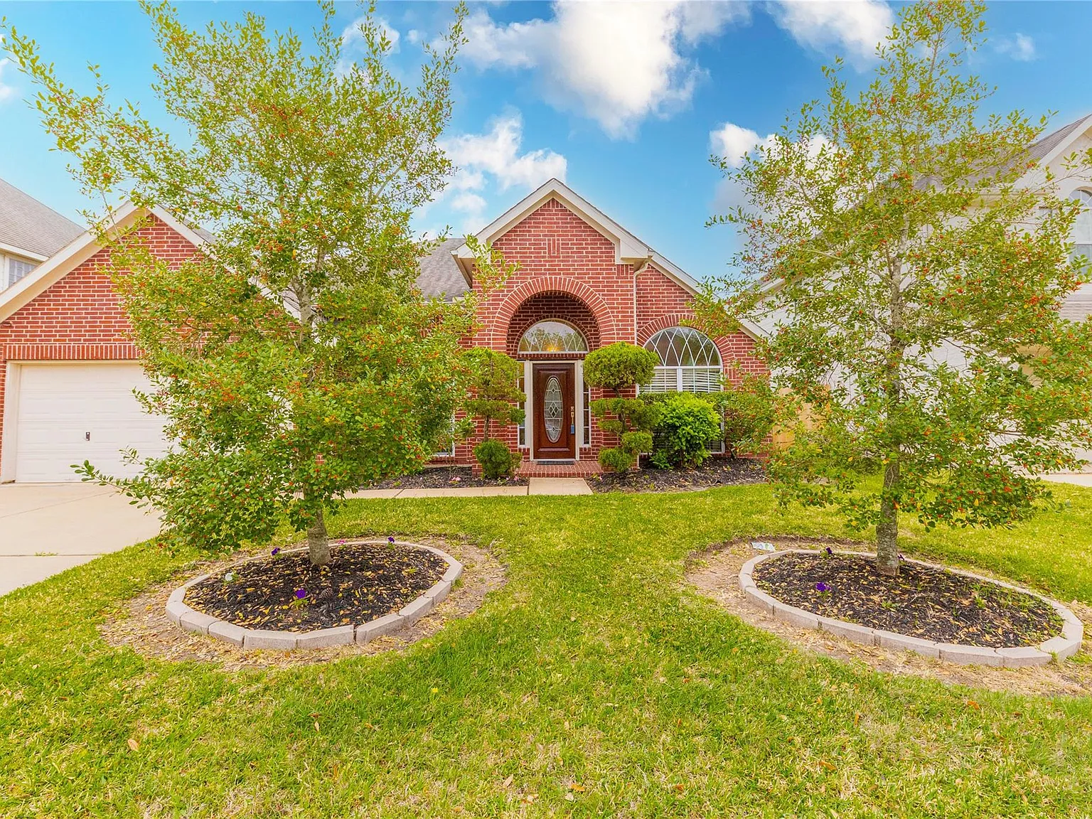 3 bed, 2.0 bath, 2426 sqft, $2,600 — Photo 1