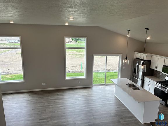 2nd image of 925 Estate St