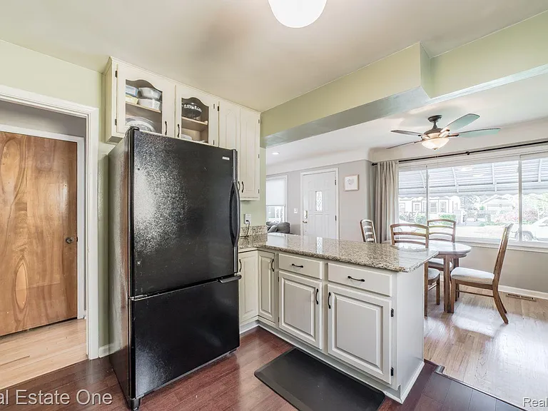 475 E Marshall St — Photo 12