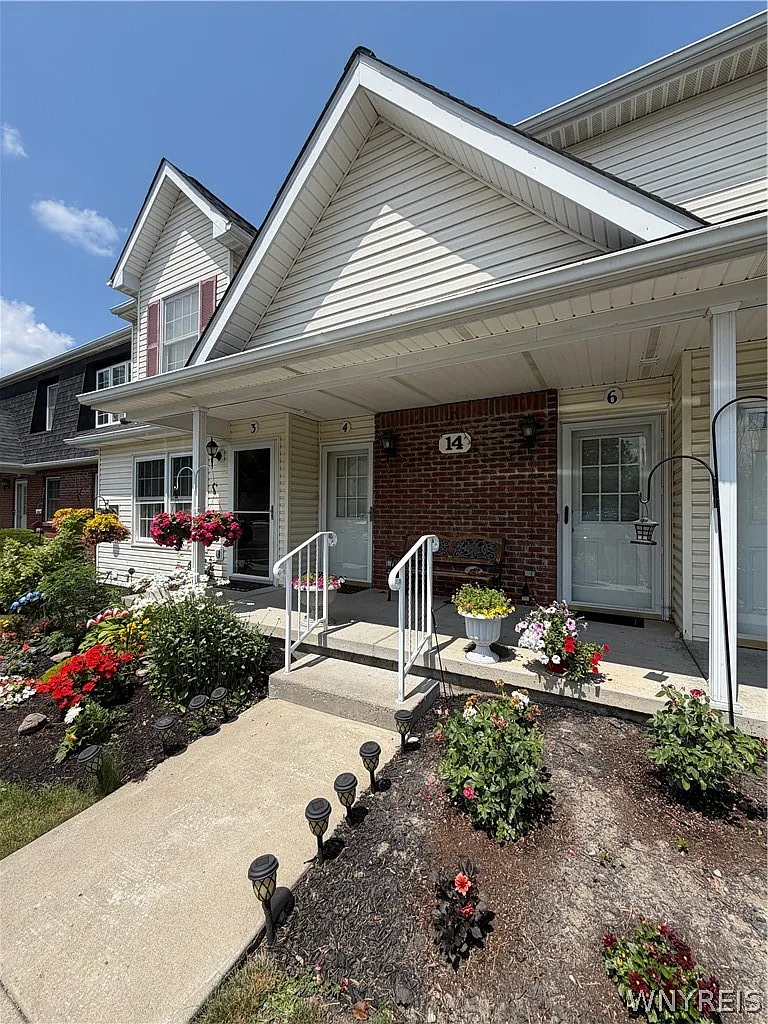 3 bed, 2.0 bath, 1649 sqft, $2,350 — Photo 2