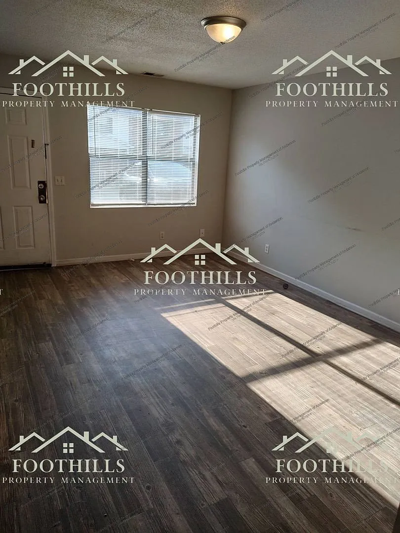 2 bed, 1.5 bath, 1000 sqft, $895 — Photo 2