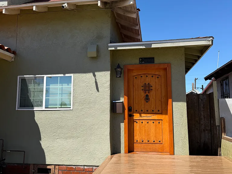 1904 Julian Ave — Photo 2